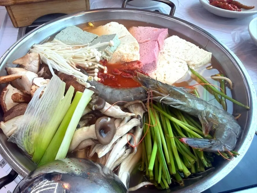 끓고 있는 삼색두부전골 냄비