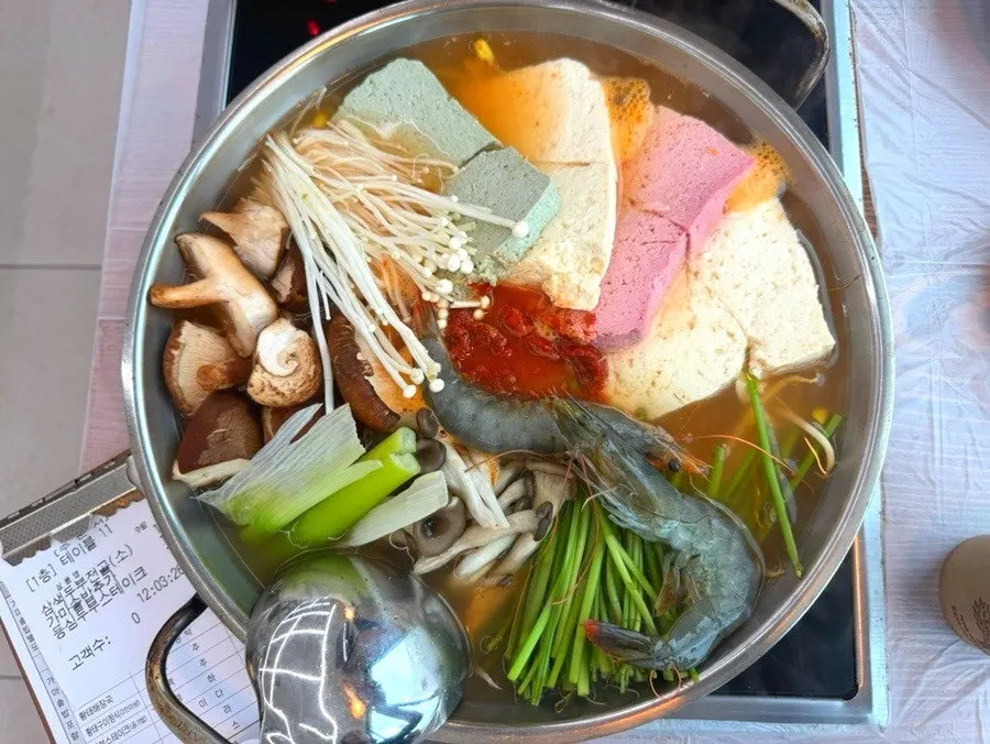 해산물이 들어간 삼색두부전골 국물