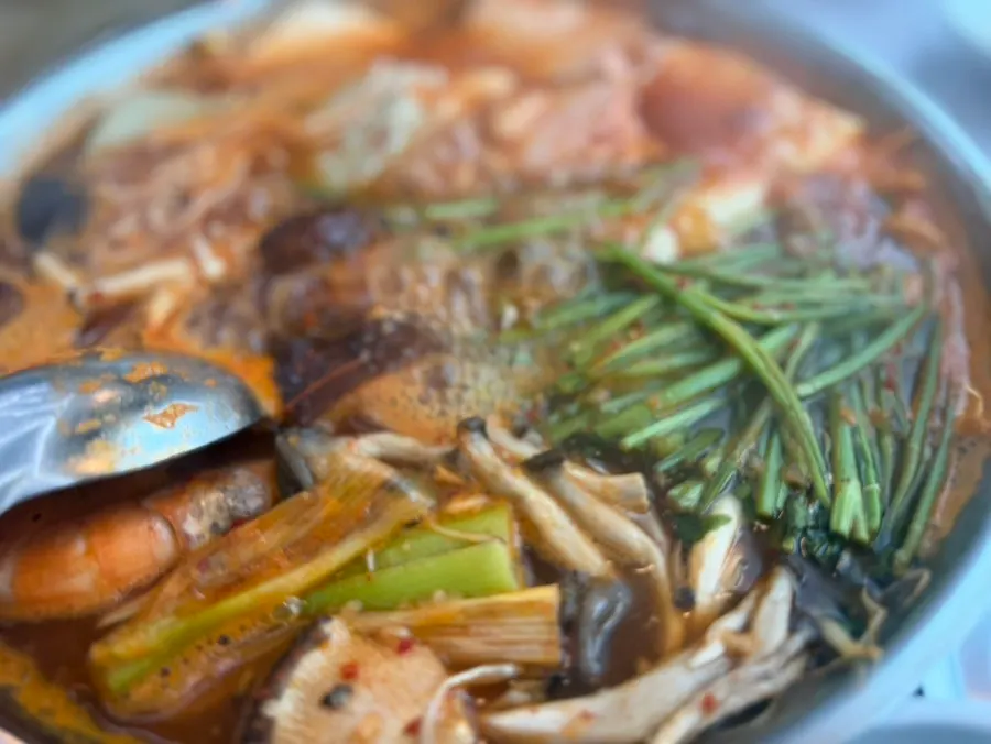 앞접시에 덜어낸 삼색두부전골