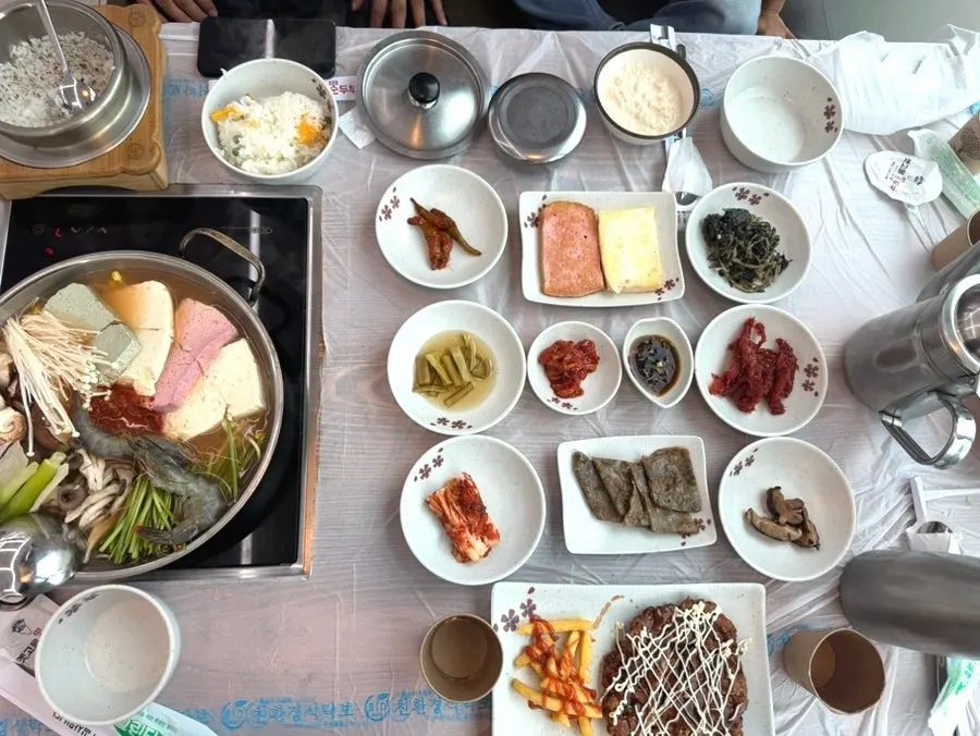 노릇하게 부친 두부부침 반찬