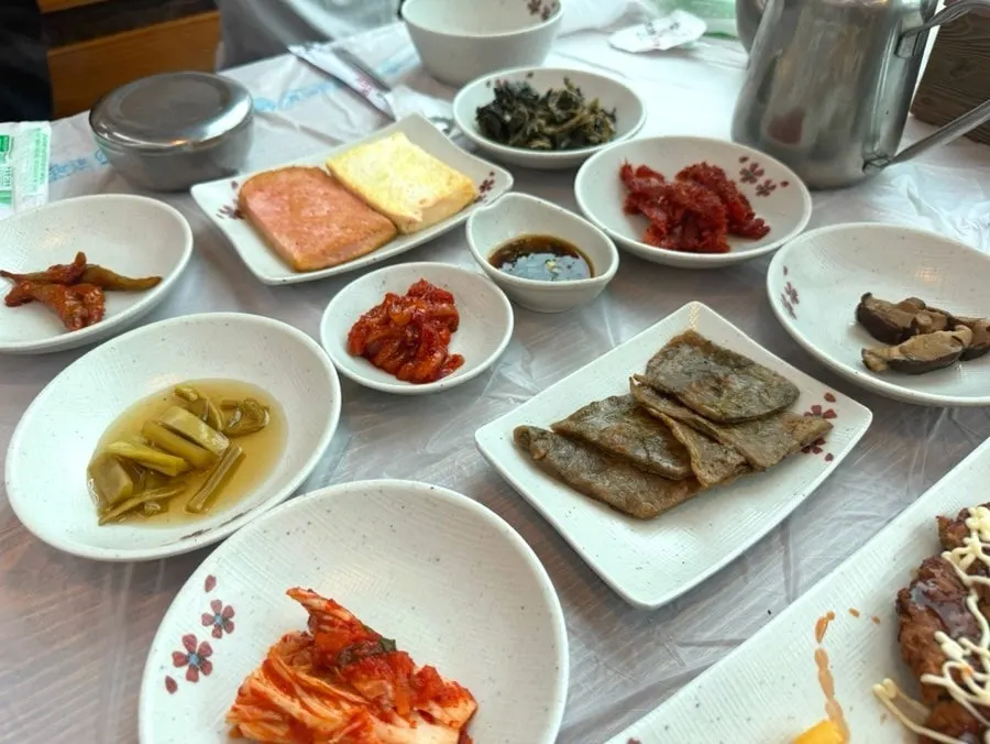 젓갈과 나물이 함께 나온 기본 반찬 한상