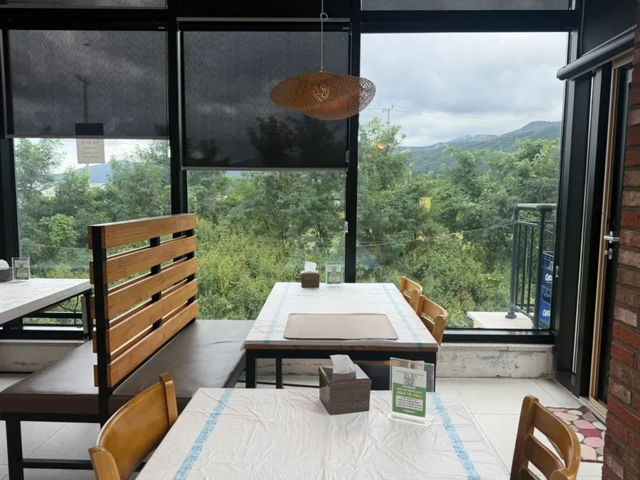 전골과 반찬이 놓인 식탁 전경