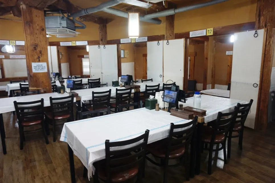 Spacious first-floor seating hall at Daecheongmaru