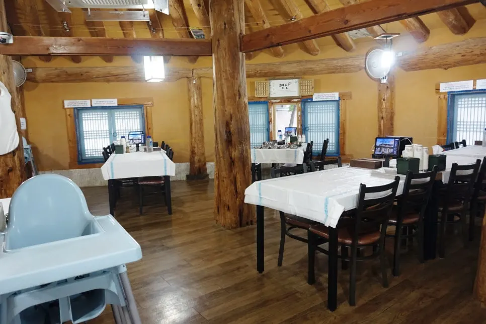 Second-floor dining space at Daecheongmaru