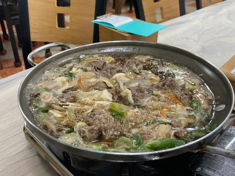 Table setting for bulgogi baekban served in a pot