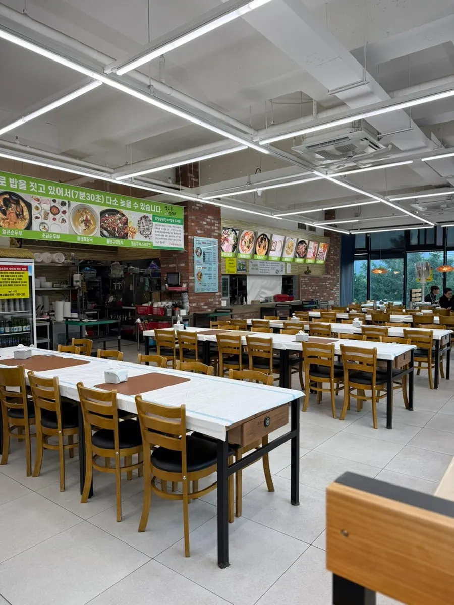 Seating inside Yetgoeul Sundubu
