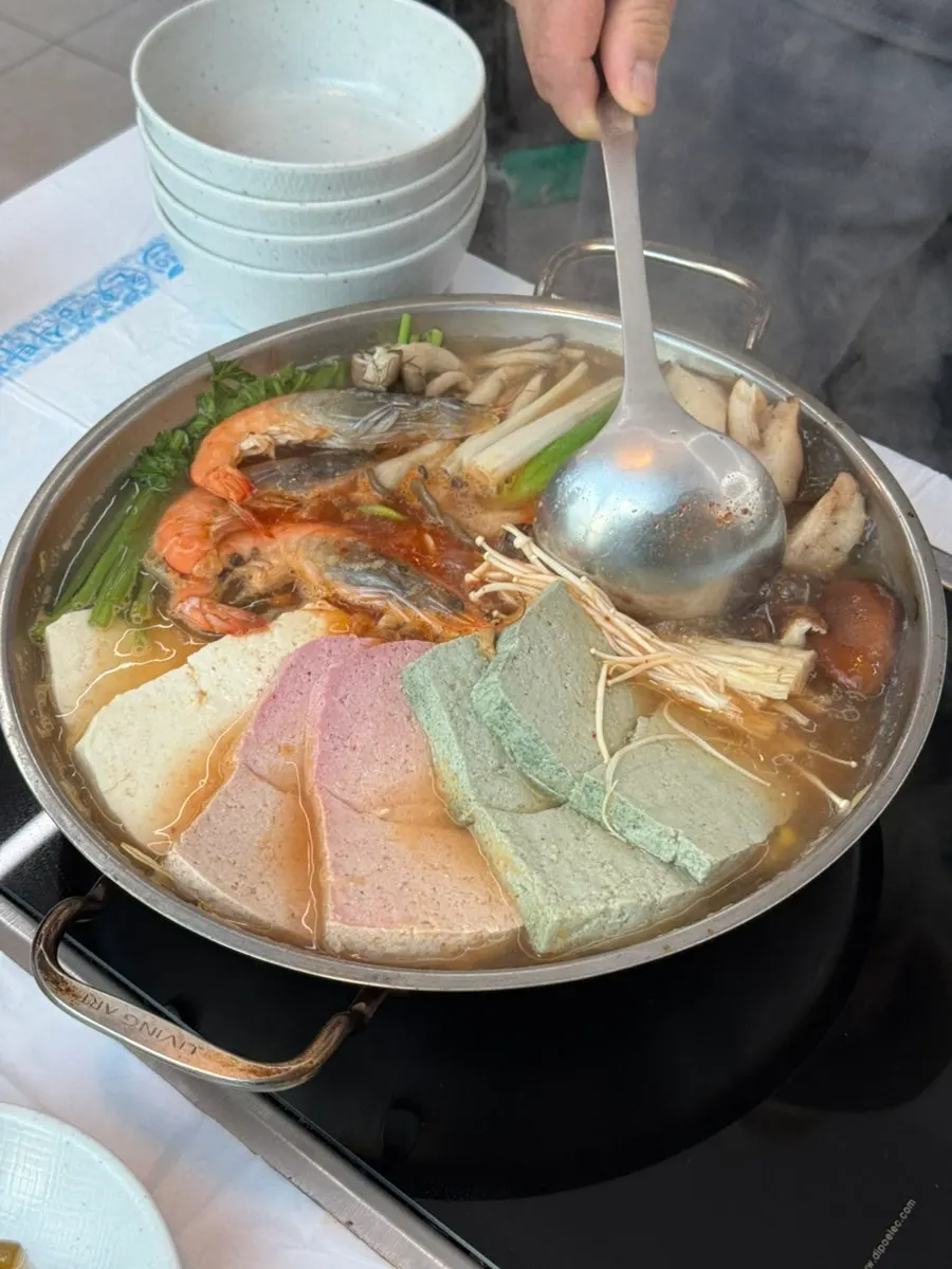 Table setting with tricolor tofu hotpot at Yetgoeul Sundubu