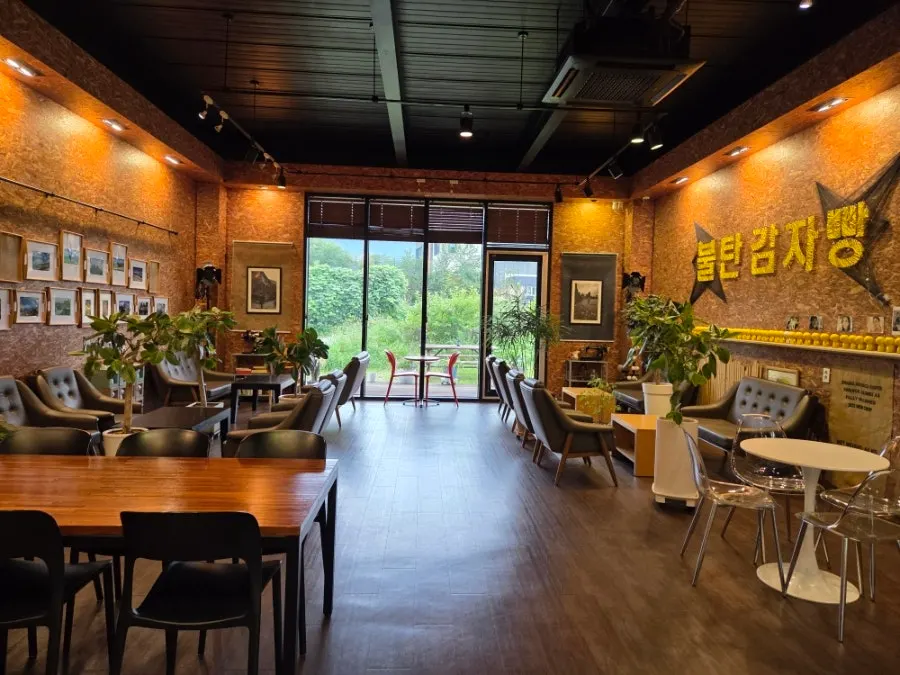 Mural-painted exterior wall of Sokcho Bultan Gamja Bread Main Store