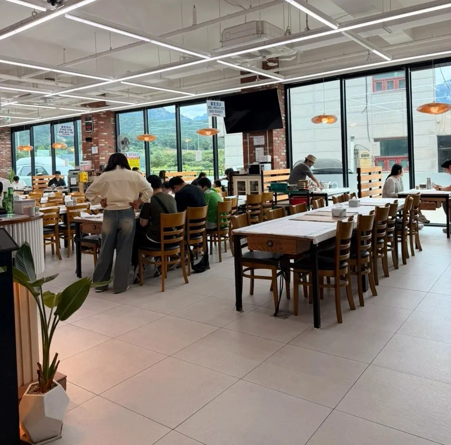 Spacious, pleasant interior of Yetgoeul Sundubu