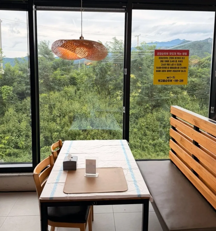 Picture-window seats with mountain and tree views