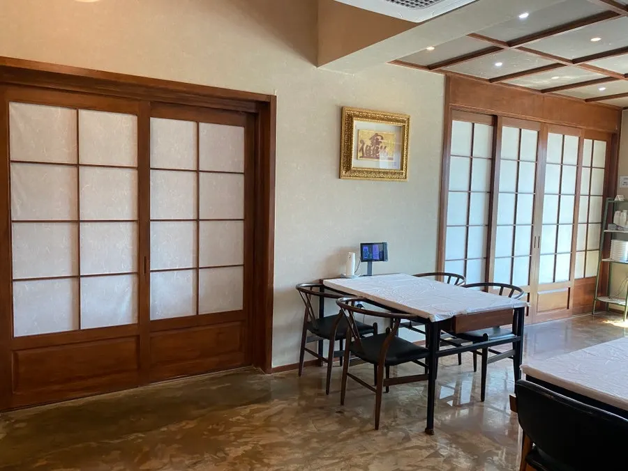 Hanok-style hall tables at Bigeumdo