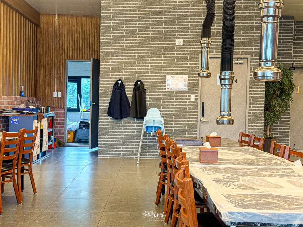 家庭客在小野村338室內用餐