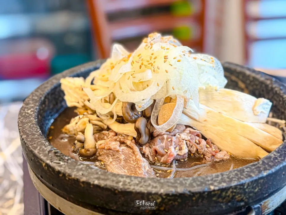 在石鍋烤盤上烹煮的韓牛蘑菇烤肉