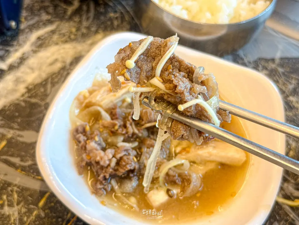 石鍋烤盤韓牛蘑菇烤肉用餐畫面