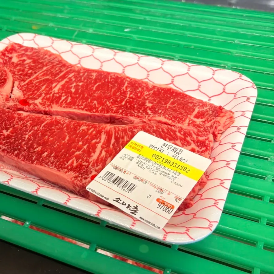 정육식당 진열장에 놓인 한우 부위