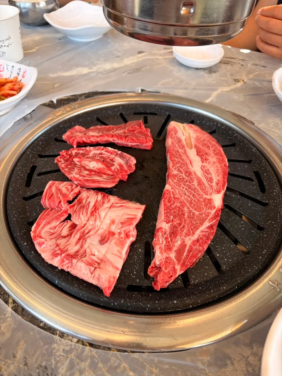 두툼하게 손질된 한우 갈비살