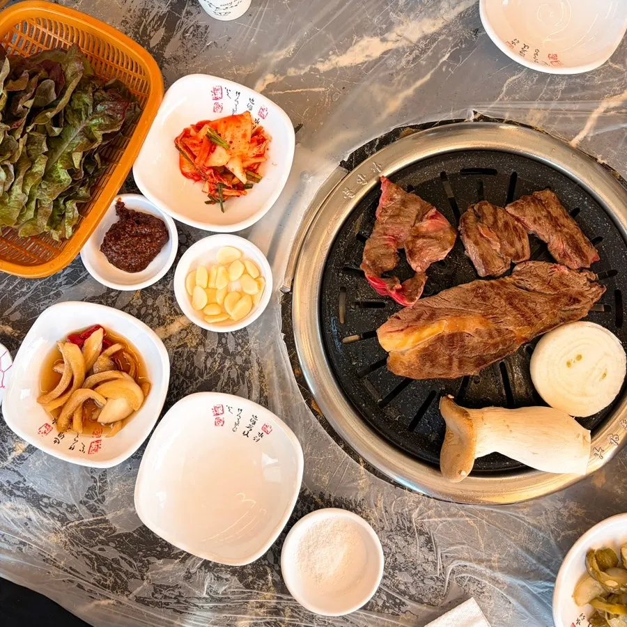 숯불 불판에서 익어가는 등심과 갈비살