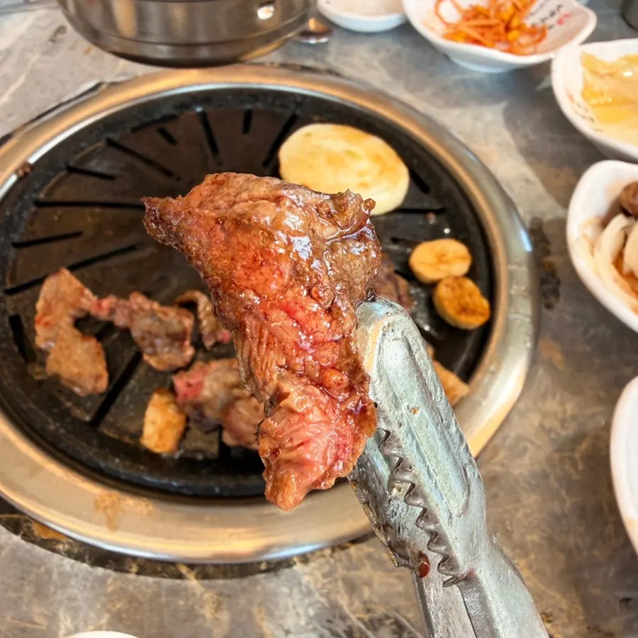 육즙이 도는 한우 갈비살 구이