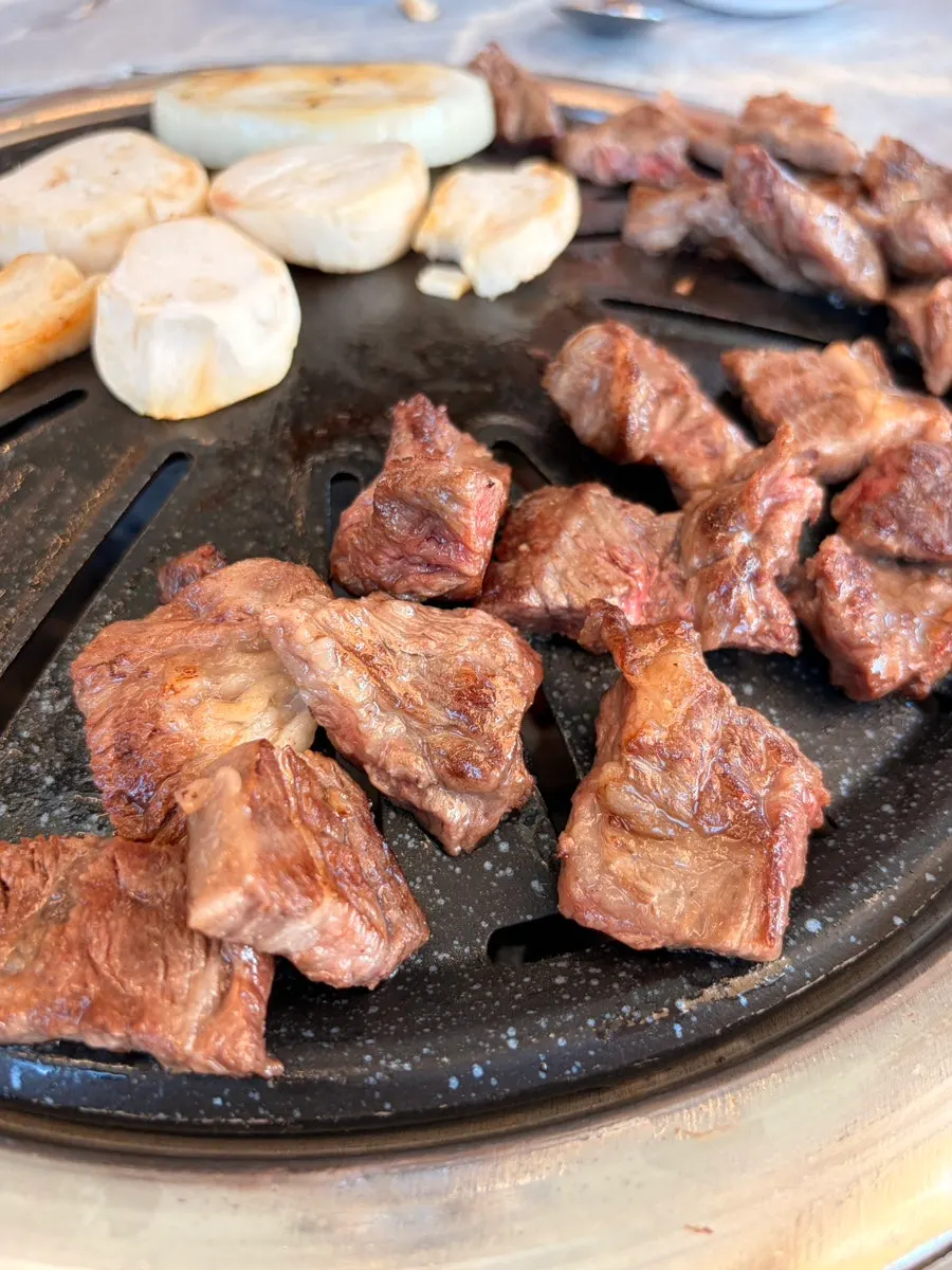 소금에 찍어 먹는 한우 한 점