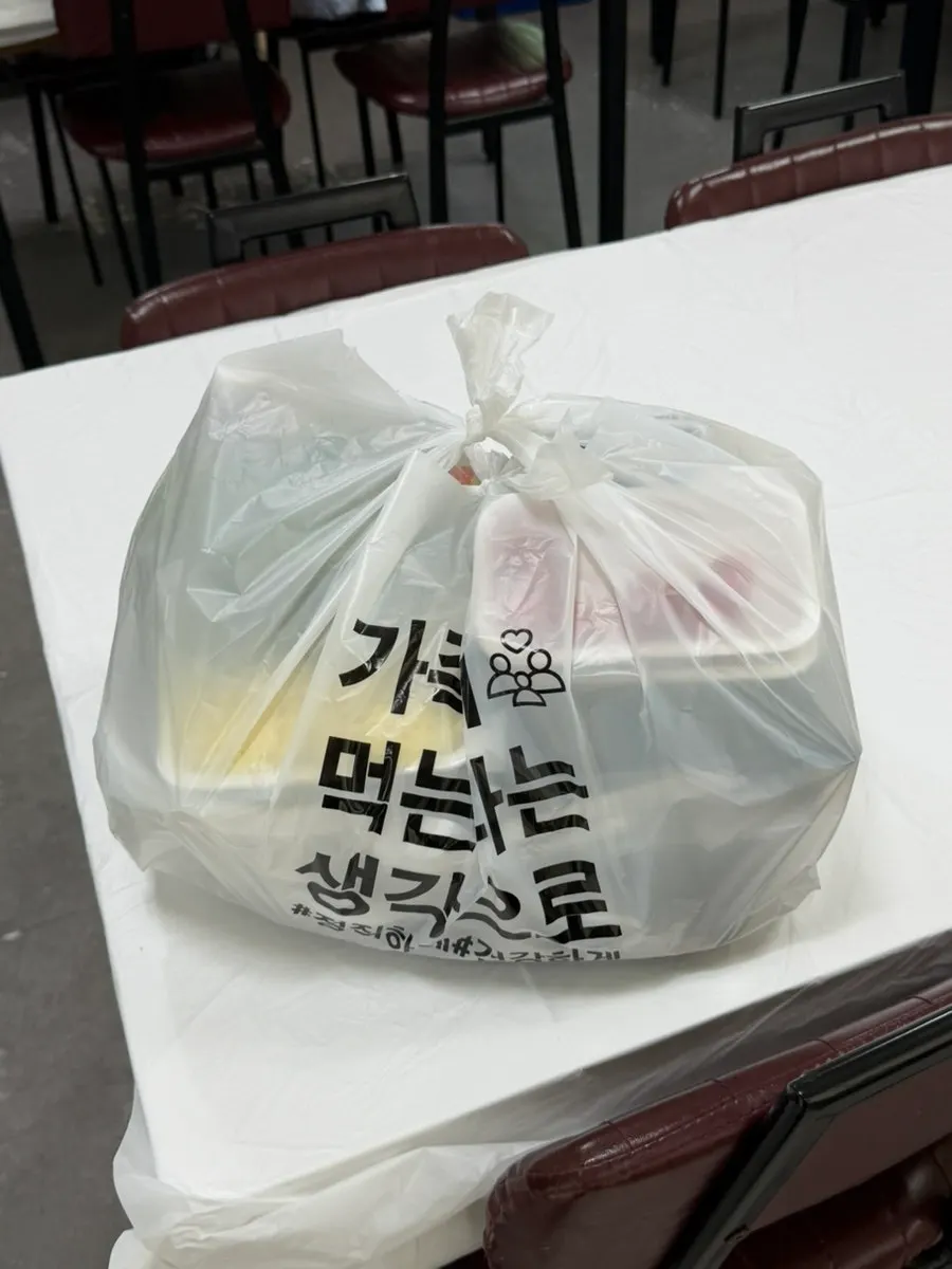 포장 준비 중인 회가 매장 내부