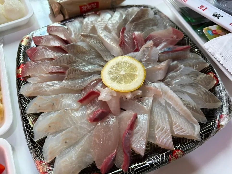 숙소에 펼친 회가 포장 상차림