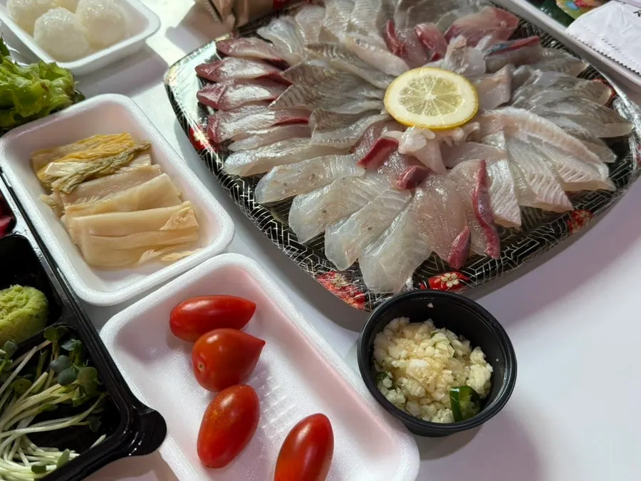 레몬 올린 모듬회 접시 클로즈업
