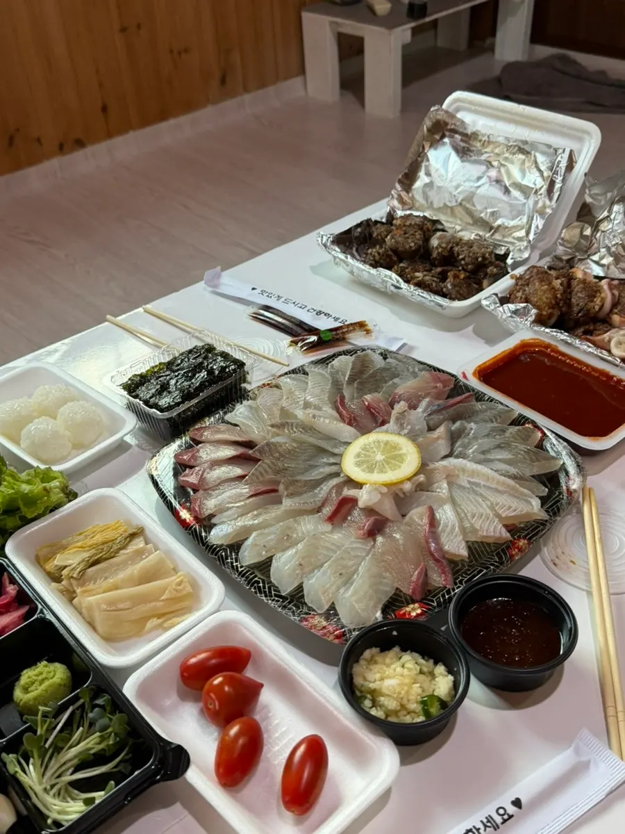 둘이 먹기엔 푸짐한 회 상차림