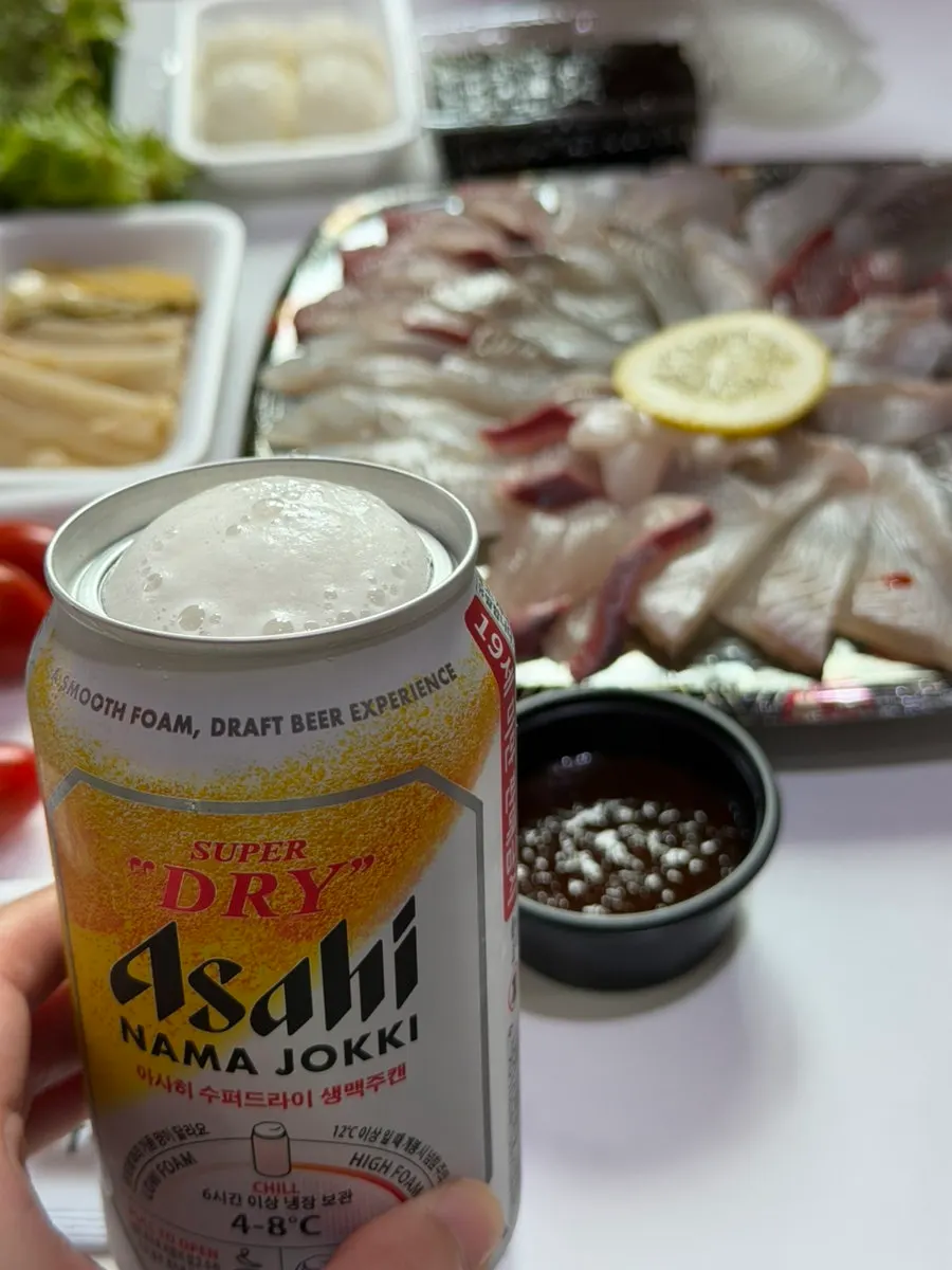 초장에 찍은 회와 드라이 맥주