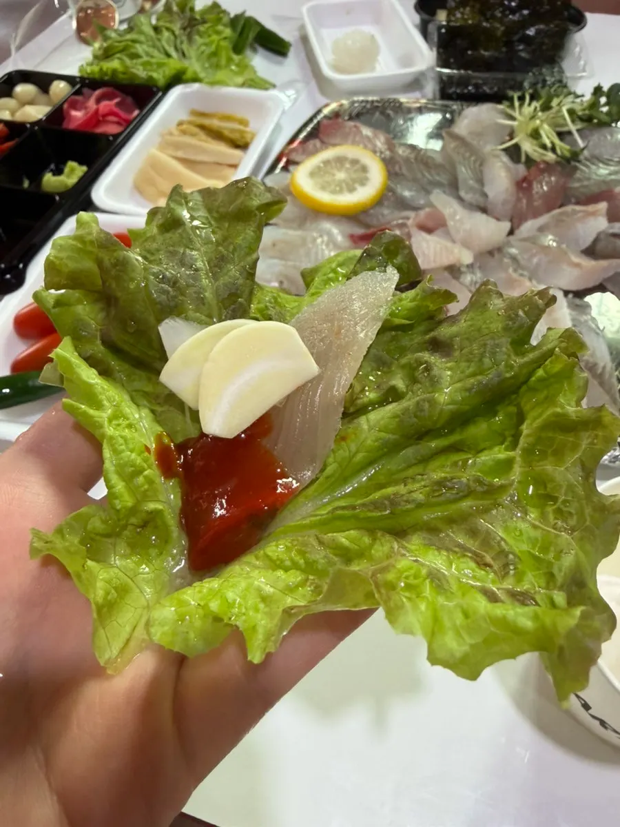 남은 모듬회 접시 상태