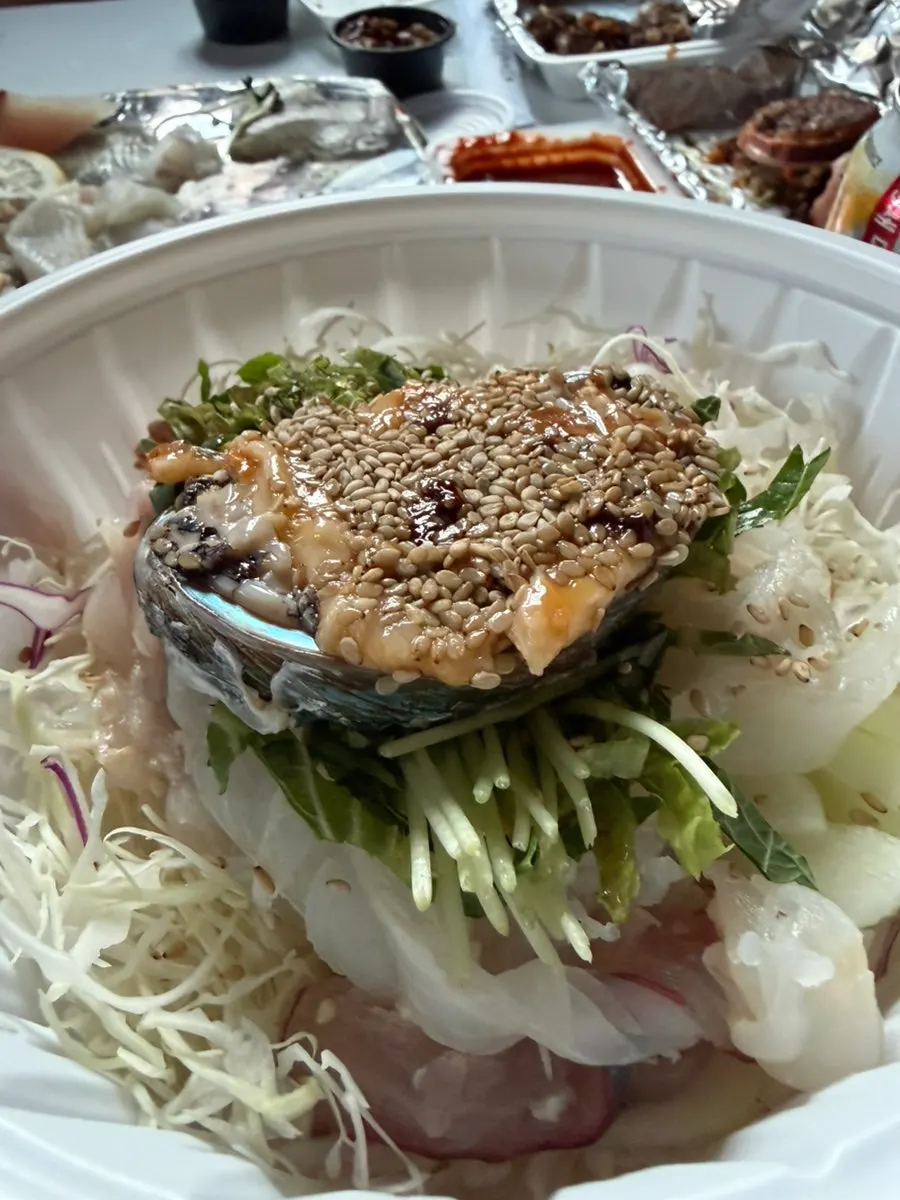 전복 통째 올라간 물회 포장 용기