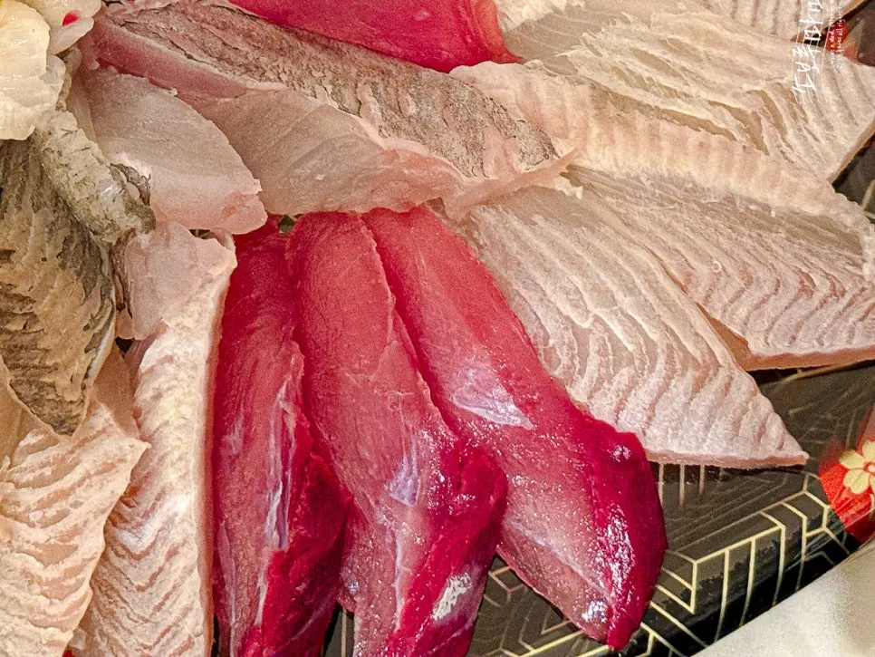 Thick assorted sashimi with a rich flavor