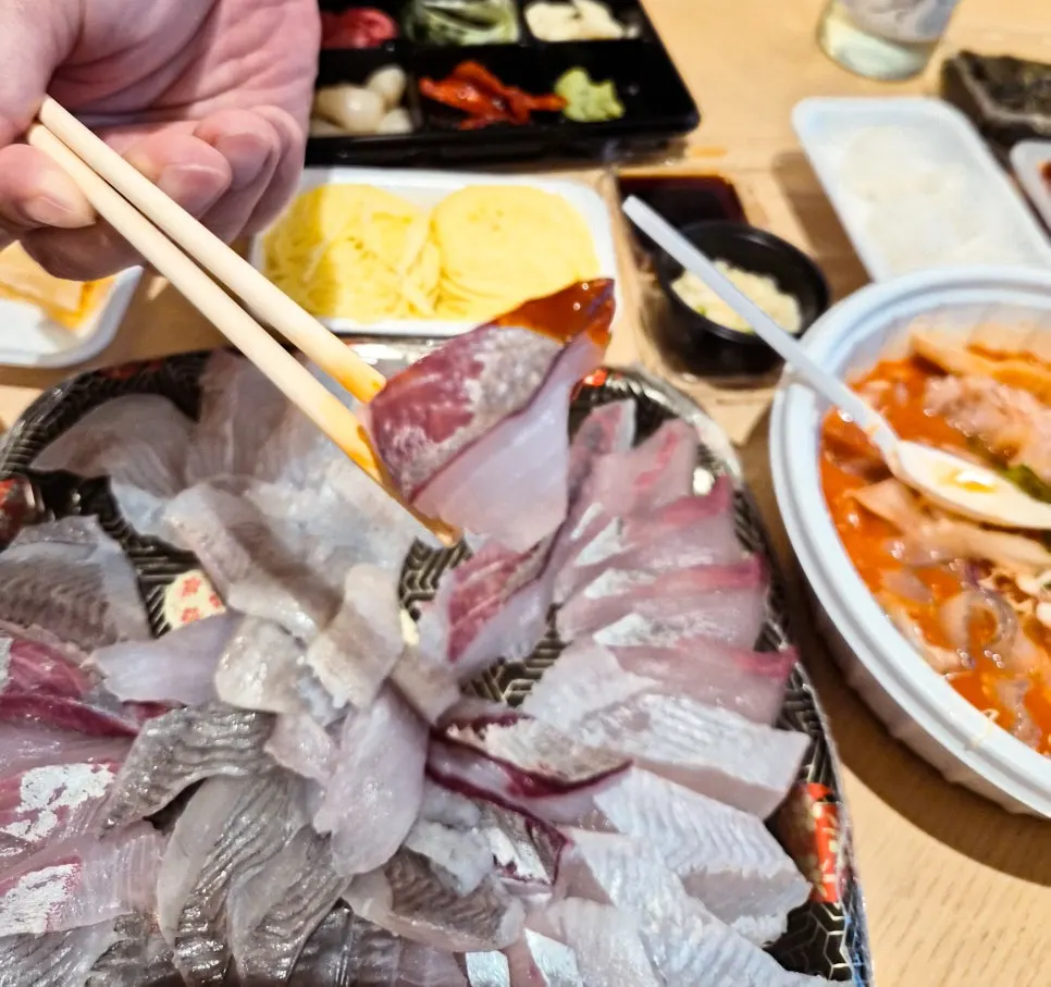 Thick-cut sashimi including belly and fin portions