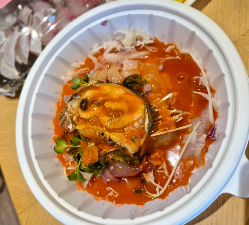 Mulhoe topped with a large piece of abalone