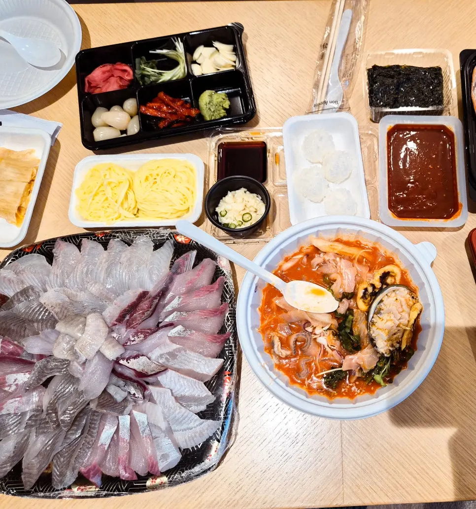 The full ₩60,000 spread of mixed sashimi and mulhoe