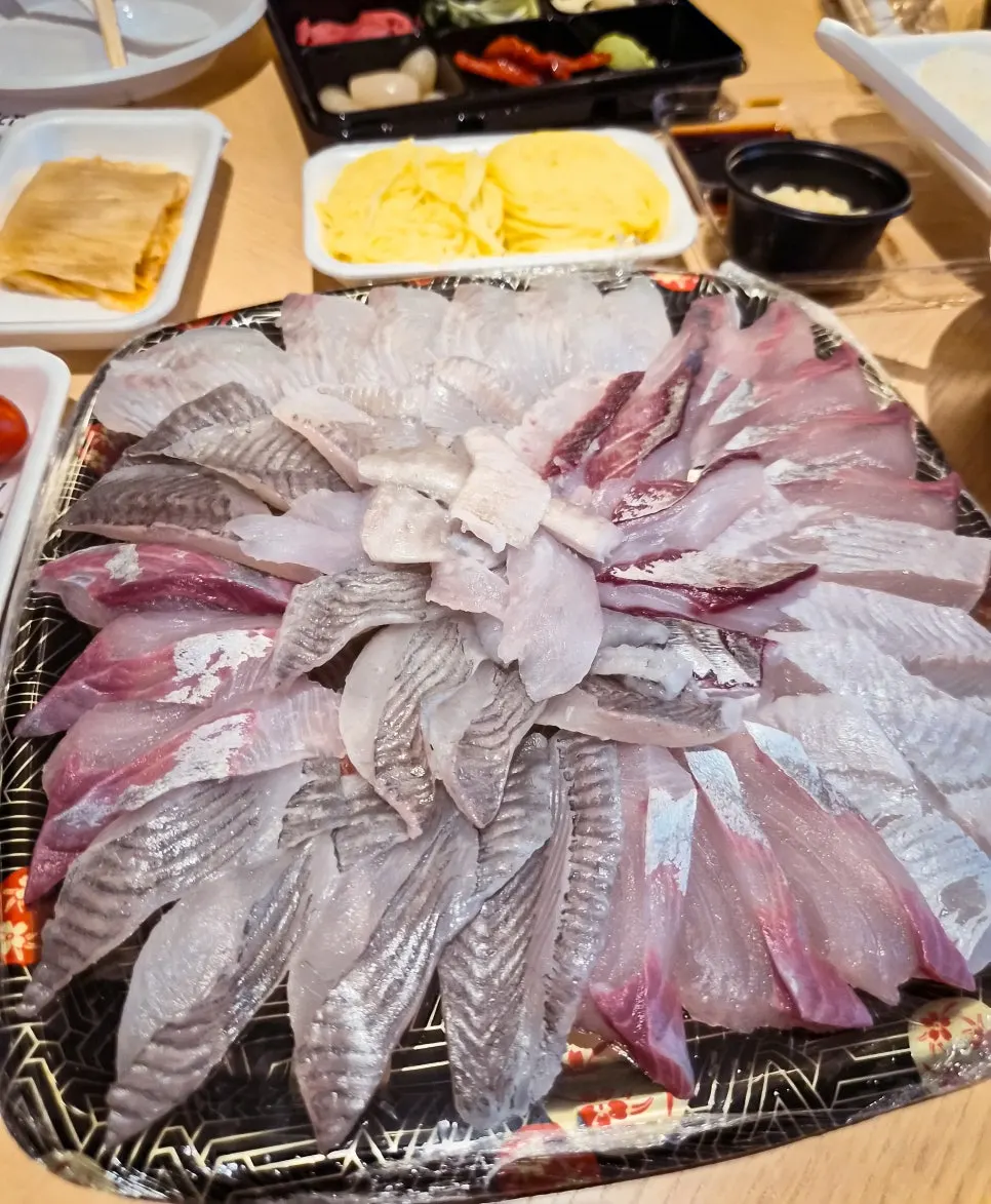 Eating sashimi wrapped in a perilla leaf