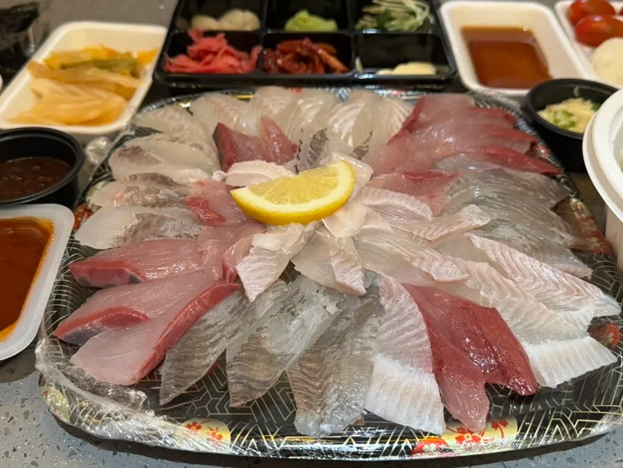 광어 우럭 도다리 마르미로 구성된 모듬회 소자