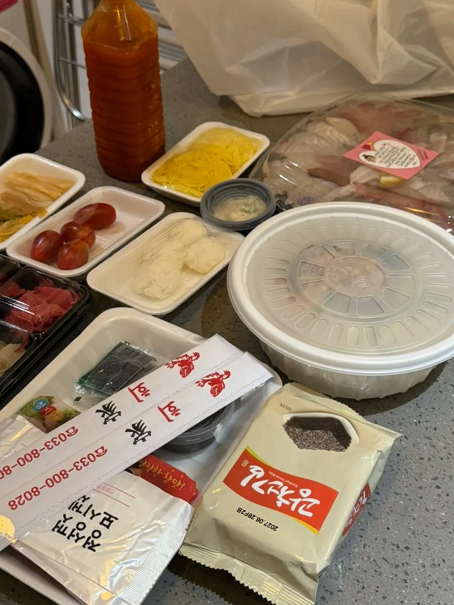 두툼하게 썰린 모듬회 접시