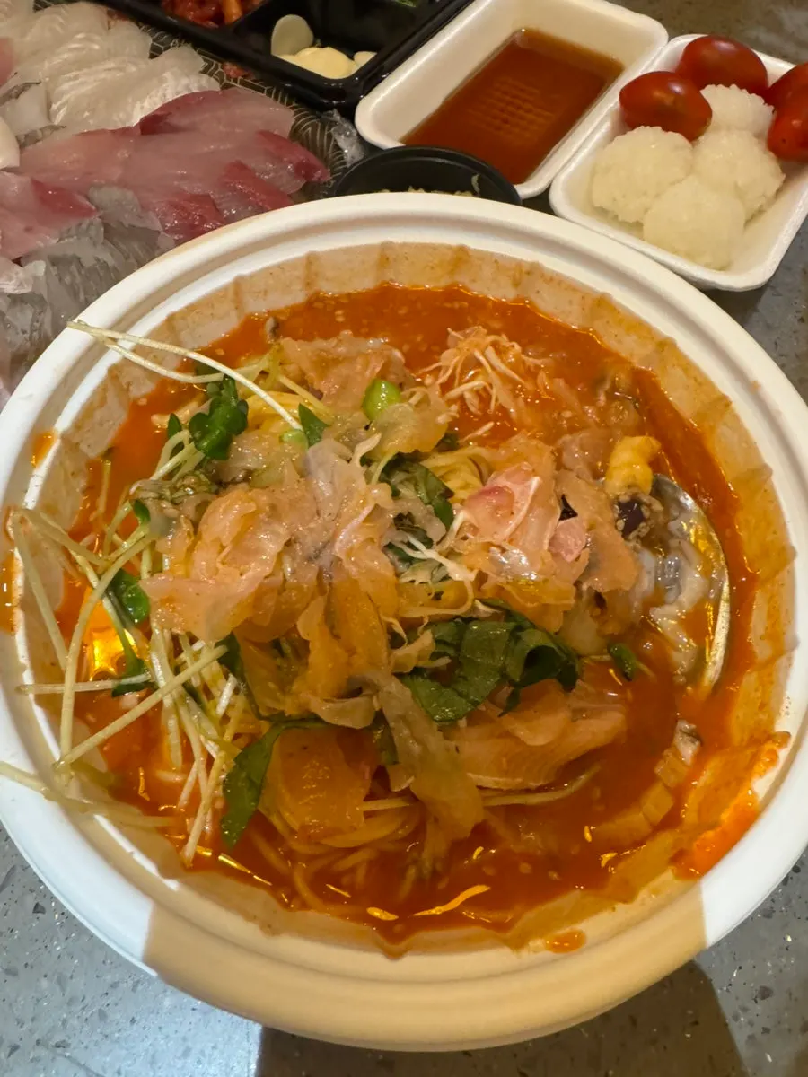물회에 함께 나온 소면 두 덩어리