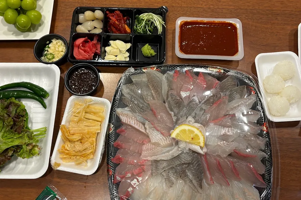 숙소 식탁에 차린 회가 모듬회와 밑반찬 상차림