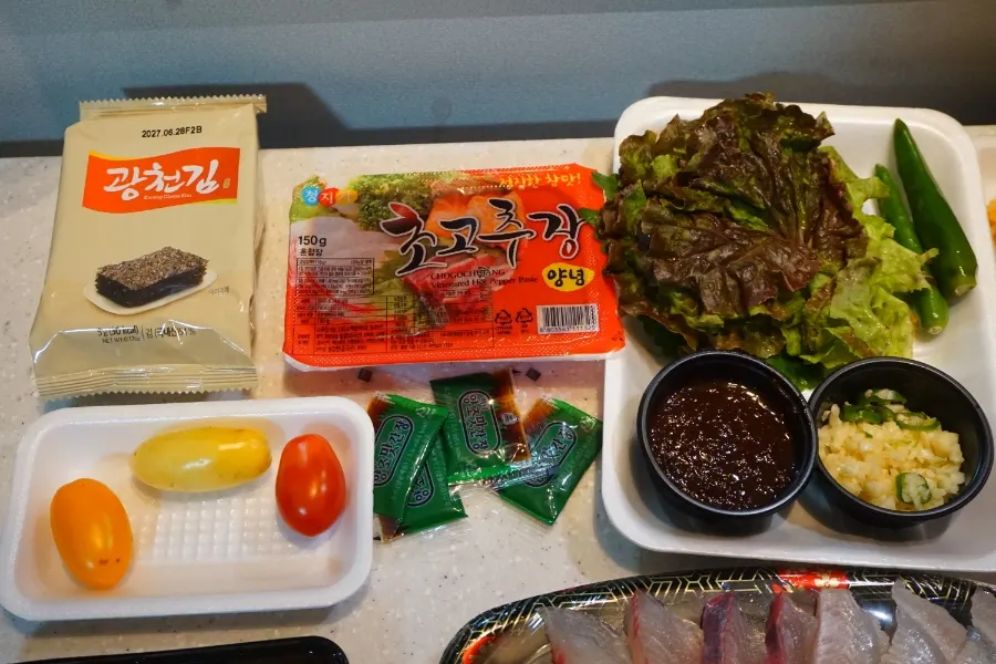 테이블에 펼친 회가 포장 한 상