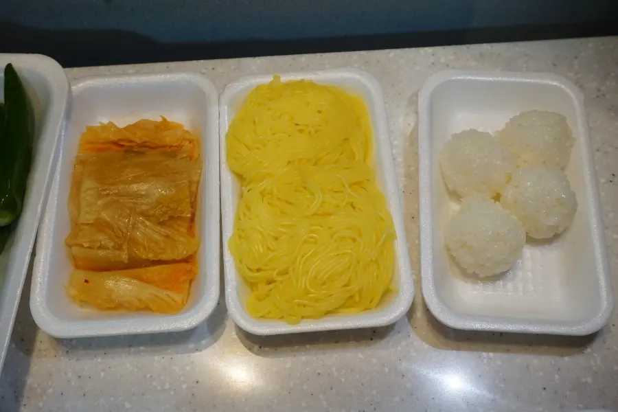 회와 물회 반찬이 가득한 숙소 상차림