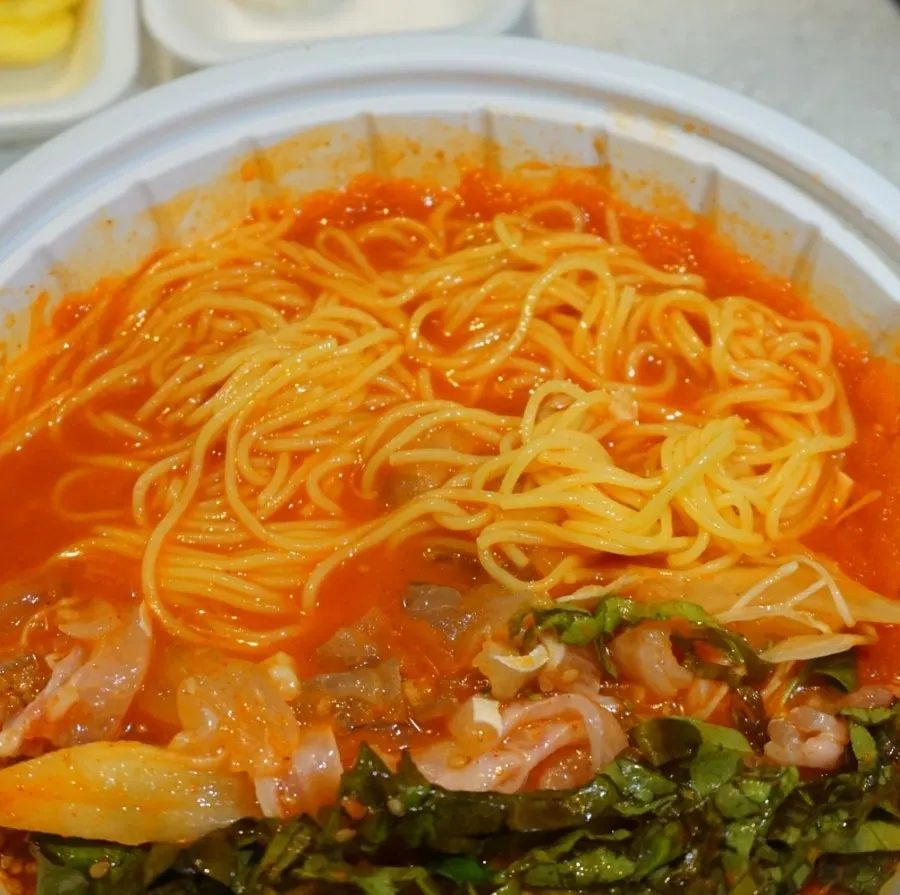 물회에 면 사리를 넣은 모습
