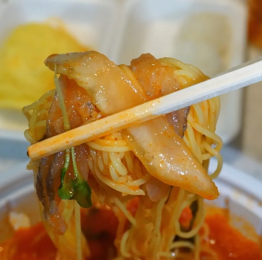 면 사리를 비벼 먹는 물회