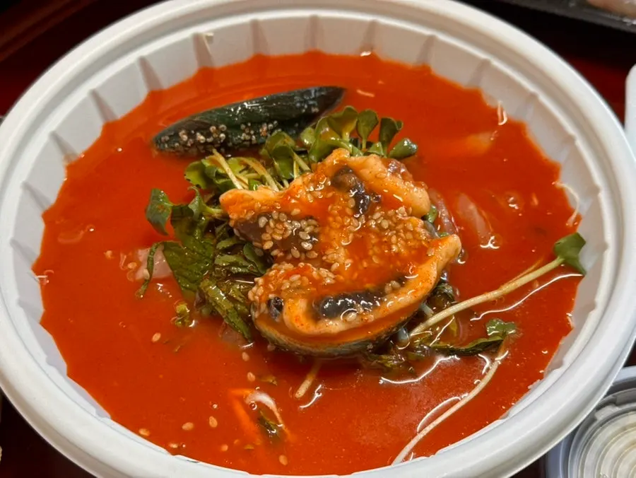 Mulhoe broth packed separately in its own container