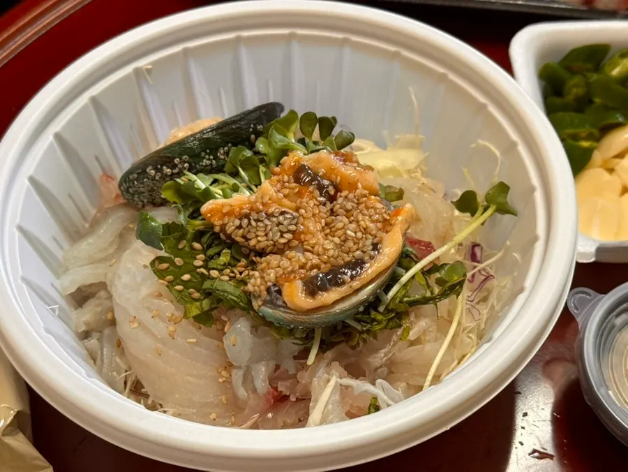 Mulhoe packed generously with vegetables and fish