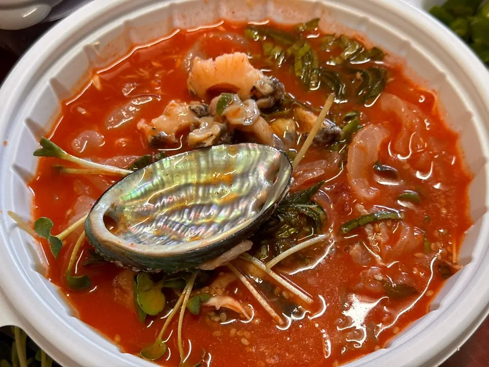 Pouring the broth into the mulhoe