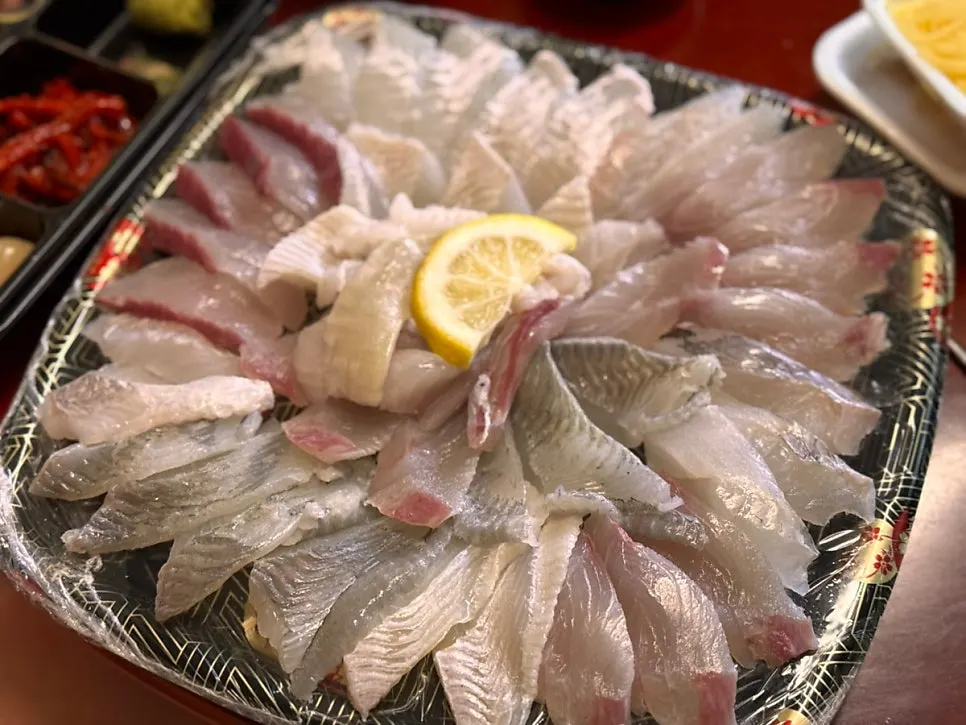 Hoega's small mixed sashimi platter with several types of fish