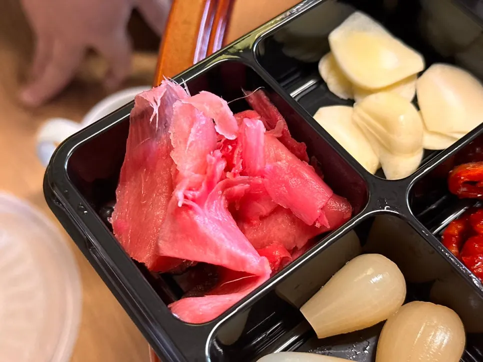 Wrapping the Sokcho takeout sashimi in lettuce