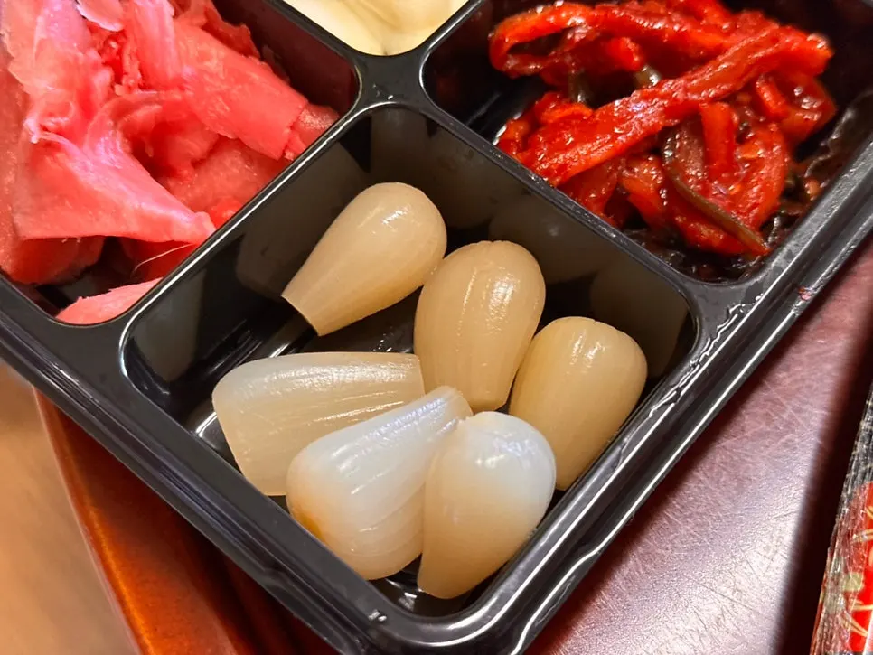Side ingredients provided alongside the mixed sashimi
