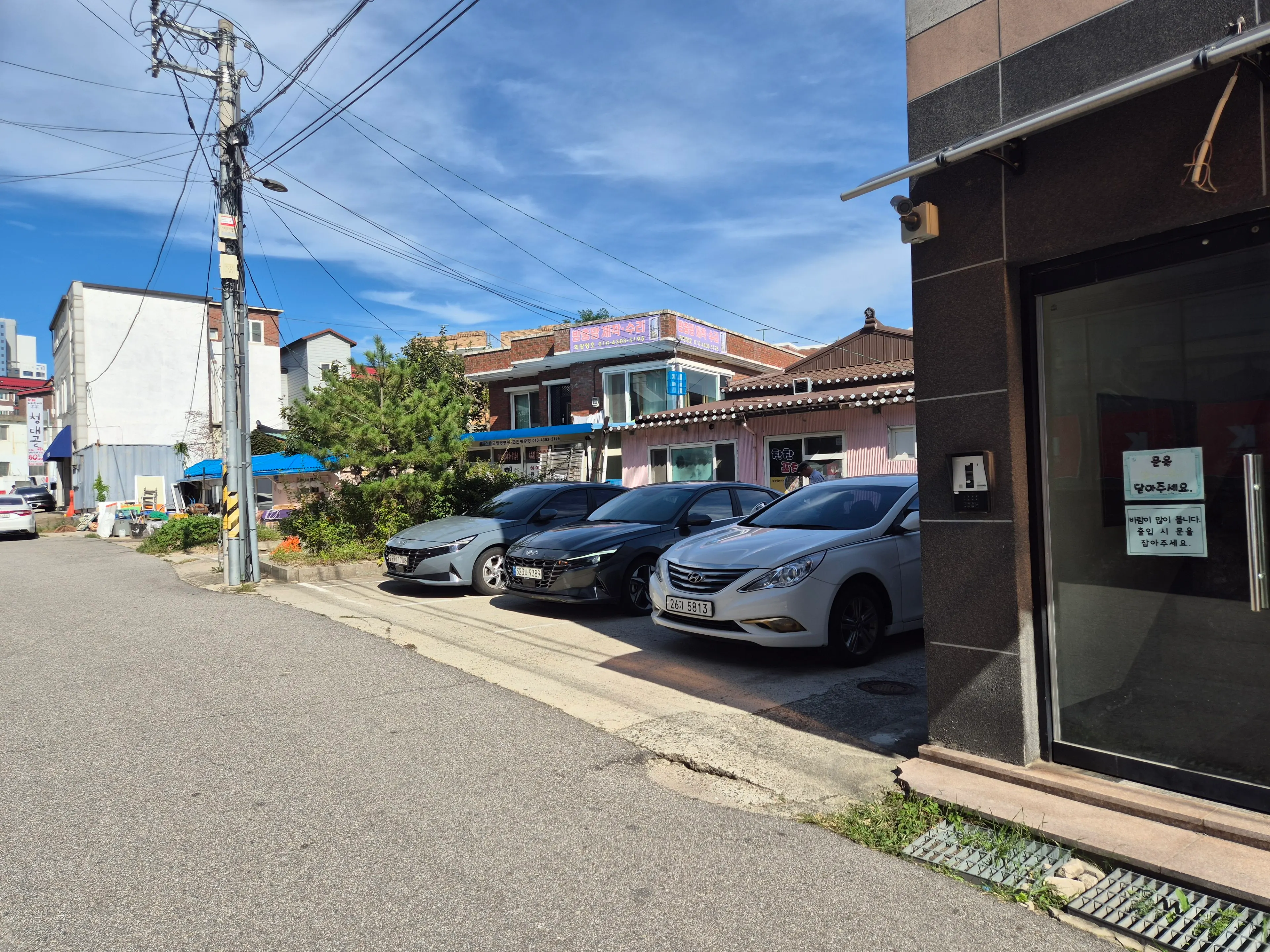 The quiet Beonyeong-ro 43beon-gil alley in Sokcho where Hoega is located
